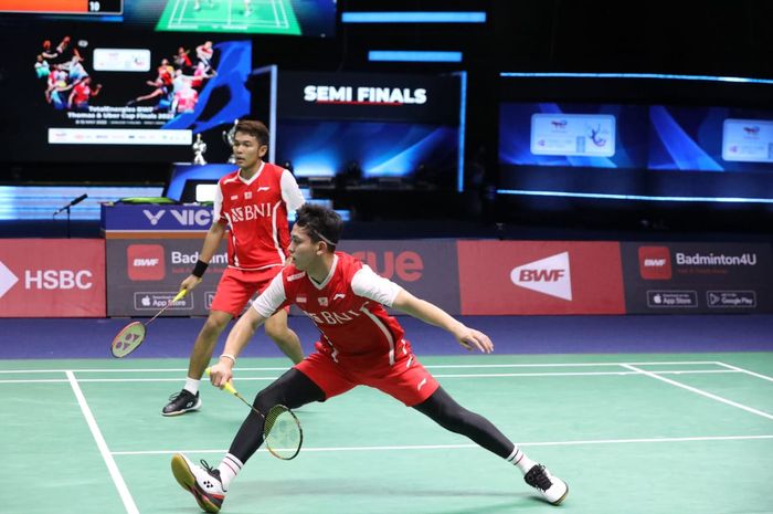 Aksi pasangan ganda putra Indonesia, Fajar Alfian/Muhammad Rian Ardianto pada babak semifinal Thomas Cup 2022 melawan Jepang, Jumat (13/5/2022) di Impact Arena. Bangkok, Thailand.