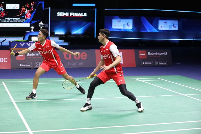 Aksi pasangan ganda putra Indonesia, Fajar Alfian/Muhammad Rian Ardianto pada babak semifinal Thomas Cup 2022 melawan Jepang, Jumat (13/5/2022) di Impact Arena. Bangkok, Thailand.