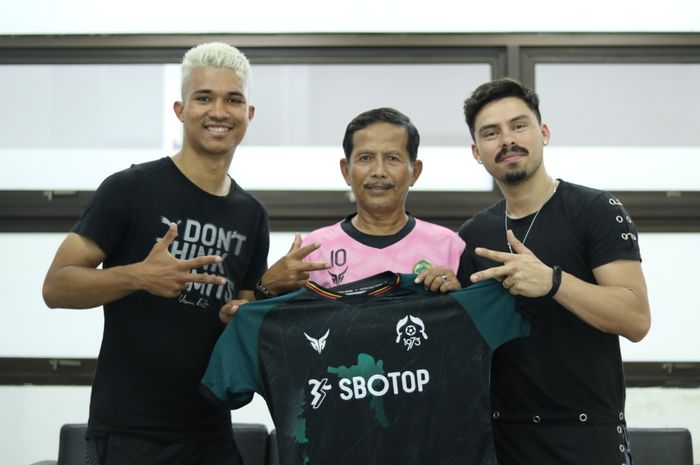 Pelatih kepala Persikabo 1973 berfoto dengan dua pemain asing baru, Gustavo Tocantins dan Renan Sgaria