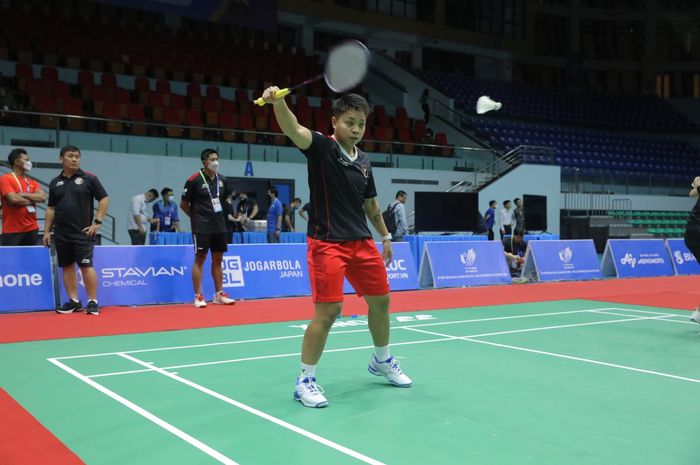 Pebulu tangkis ganda putri, Apriyani Rahayu, sedang berlatih jelang SEA Games 2021 di Bac Giang Gymnasium, Vietnam, Sabtu (14/5/2022).