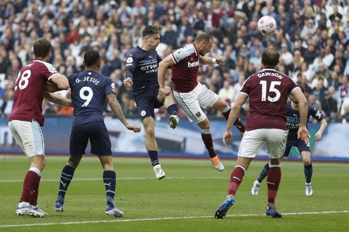 Aksi pemain Manchester City, Jack Grealish (ketiga dari kiri) pada laga Liga Inggris musim 2021-2022 versus West Ham United di Stadion Olimpiade London, Minggu (15/5/2022)