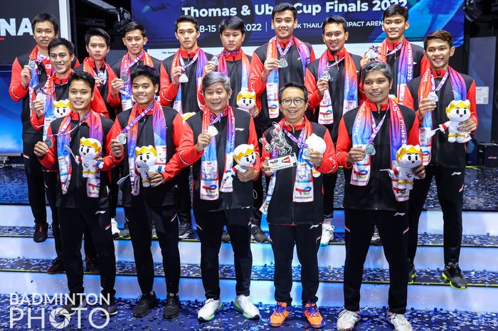 Tim bulu tangkis Indonesia berpose setelah menjadi runner-up pada Thomas Cup 2022 di Impact Arena, Bangkok, Thailand, Minggu (15/5/2022).