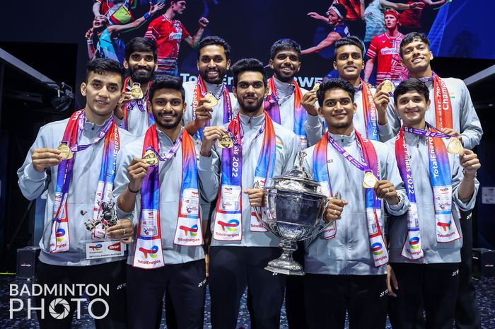 Tim India berpose dengan trofi Thomas Cup 2022 setelah menang 3-0 atas Indonesia pada final yang berlangsung di Impact Arena, Bangkok, Thailand, Minggu (15/5/2022).