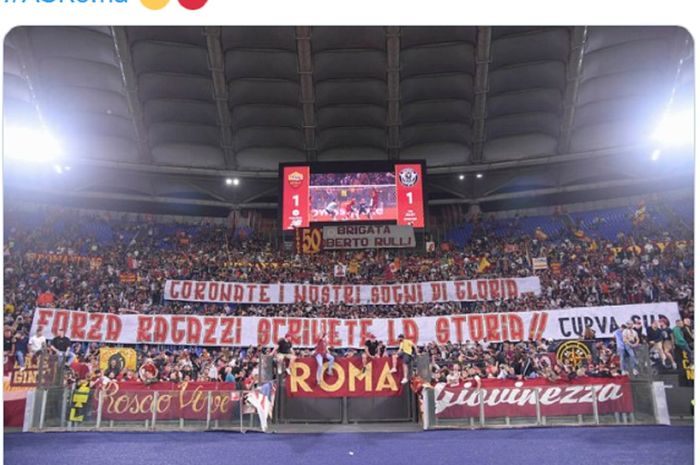 Spanduk yang dibentangkan oleh pendukung AS Roma dalam laga kandang terakhir di Stadion Olimpico, Sabtu (14/5/2022).