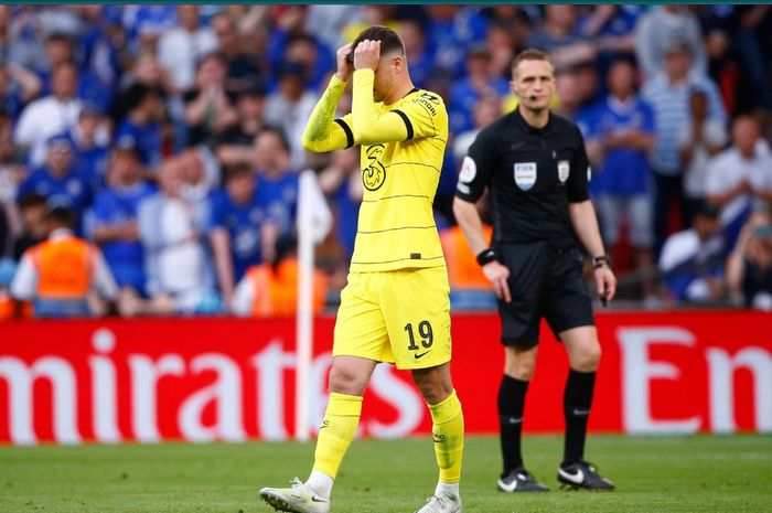 Mason Mount gagal mencetak gol dalam adu penalti saat Chelsea menyerah di tangan Liverpool di final Piala FA 2021-2022 di Wembley, Sabtu (14/5/2022) malam WIB.