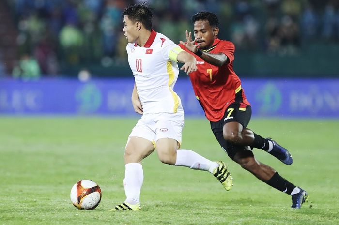 Kapten Timnas U-23 Vietnam, Cong Hoang Anh Ly berduel dengan pemain Timor Leste, Elias Mesquita (merah) pada laga terakhir Grup A SEA Games 2021