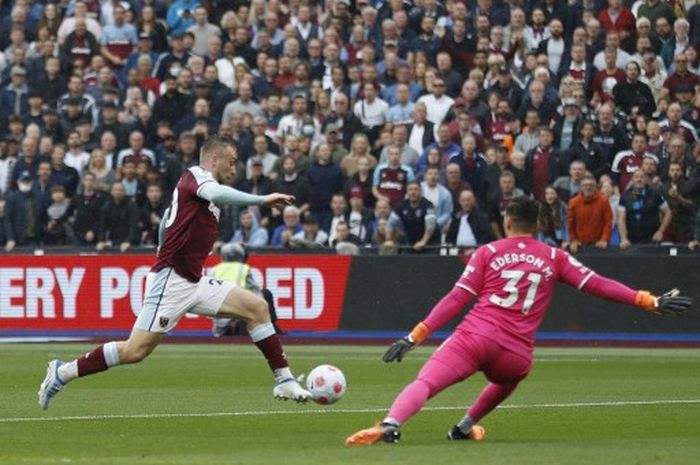 Jarrod Bowen (kiri) mengecoh kiper Ederson dalam duel Liga Inggris West Ham United vs Manchester City di Olympic Stadium London (15/5/2022).