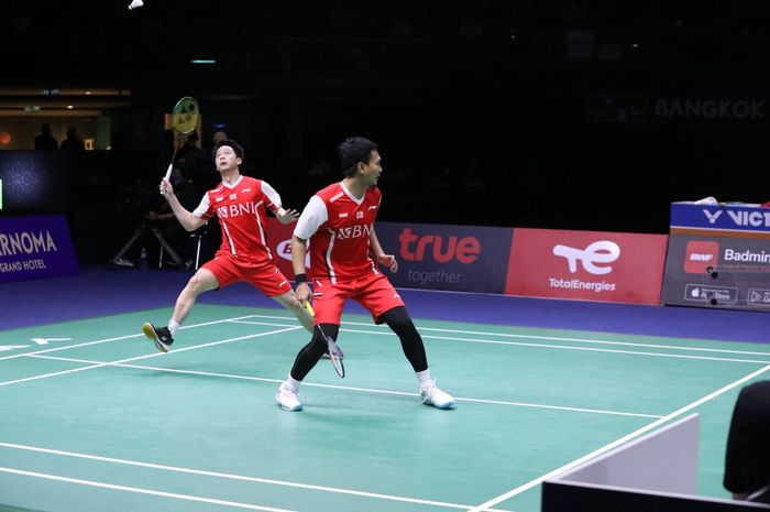 Aksi pasangan ganda putra Indonesia, Mohammad Ahsan/Kevin Sanjaya Sukamuljo pada partai final Thomas Cup 2022 melawan India, Minggu (15/5/2022) di Impact Arena. Bangkok, Thailand.