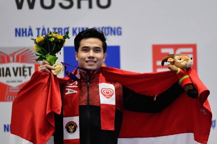 Pewushu Indonesia, Seraf Naro Siregar berpose usai berhasil meraih medali emas pada SEA Games 2021.