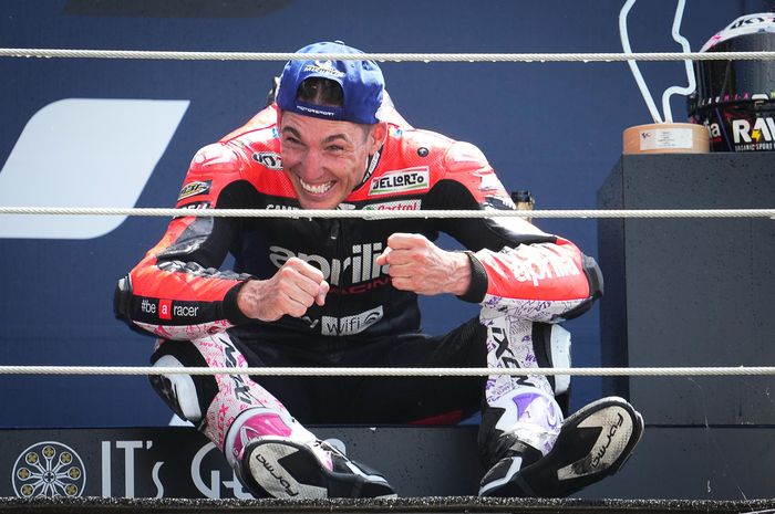 Pembalap Aprilia Racing, Aleix Espargaro, kegirangan usai mencatatkan finis ketiga pada MotoGP Prancis 2022 di Sirkuit Bugatti, Le Mans, Minggu (15/5/2022). Ini menjadi podium ketiga secara beruntung bagi pembalap Spanyol itu.