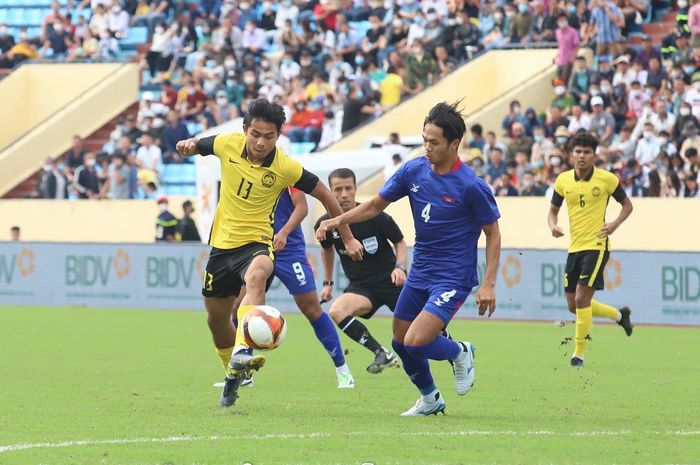 Gelandang timnas U-23 Malaysia, Muhammad Nur Azfar Fikri Azhar, mendapat kawalan ketat dari pemain Kamboja, Chea Sokmeng, pada matchday terakhir Grup B SEA Games 2021