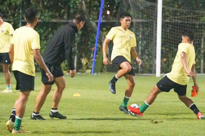 Timnas U-19 Indonesia sudah mulai melakukan latihan di Lapangan A, kompleks Stadion Utama Gelora Bung Karno, Senayan, Jakarta, Minggu (15/5) jelang tampil di kompetisi Toulon Cup 2022.