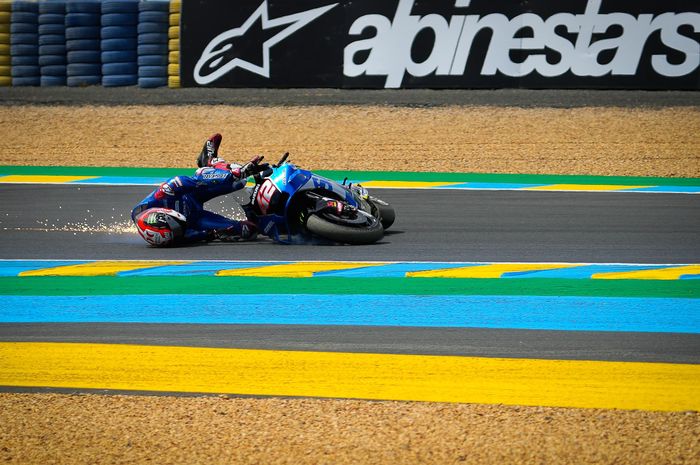 Pembalap Suzuki Ecstar, Alex Rins saat mengalami kecelakaan pada balapan MotoGP Prancis 2022, Minggu (15/5/2022)