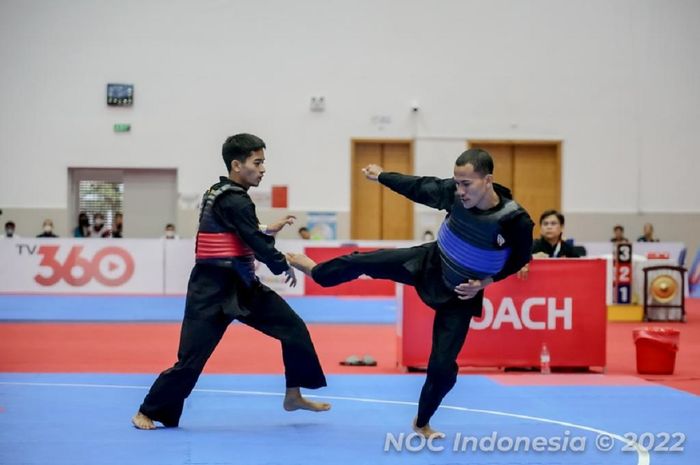 Pesilat Indonesia Khoirudin Mustakim (biru) berjuang mengalahkan lawannya Muhammad Khairi Adib asal Malaysia di final tarung kelas 50-55kg di SEA Games 2021 Vietnam.