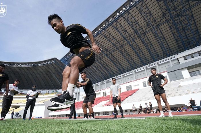 Pemain PSIS Semarang saat menjalani tes fisik dalam latihan di Stadion Jatidiri, Semarang, Selasa (17/5/2022).