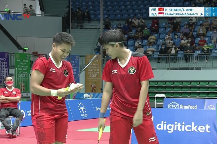 Pasangan ganda putri Indonesia, Apriyani Rahayu/Siti Fadia Silva Ramadhanti, saat tampil pada laga Indonesia vs Vietnam pada semifinal bulu tangkis beregu putri SEA Games 2021 di di Bacqiang Gymnnasium, Hanoi, Vietnam, 17 Mei 2022.