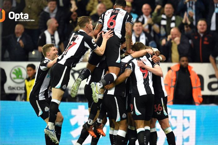 Para pemain Newcastle United merayakan gol ke gawang Arsenal pada pekan ke-37 Liga Inggris 2021-2022 di Stadion St. James' Park, Senin (16/5/2022).