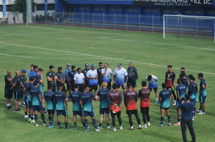 Persib Bandung menggelar latihan perdana di Stadion Persib, Selasa (17/5/2022).