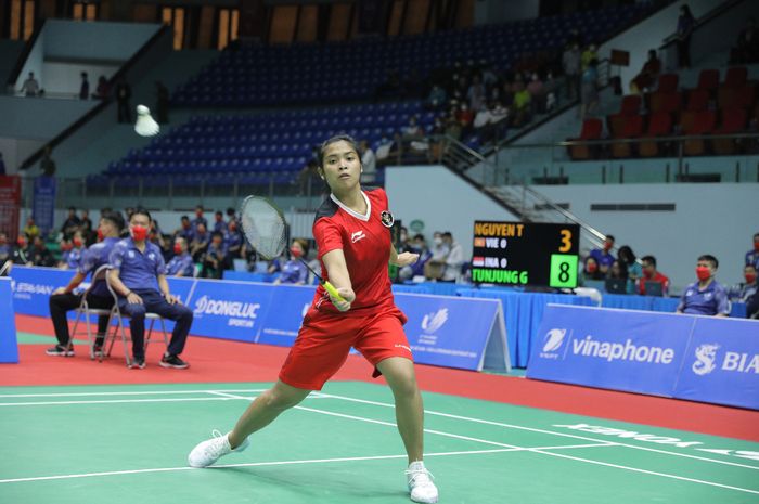 Pebulu tangkis tunggal putri Indonesia, Gregoria Mariska Tunjung, ketika tampil pada cabang olahraga bulu tangkis nomor beregu putri SEA Games 2021 di Bacqiang Gymnasium, Hanoi, Vietnam, Selasa (17/5/2022)