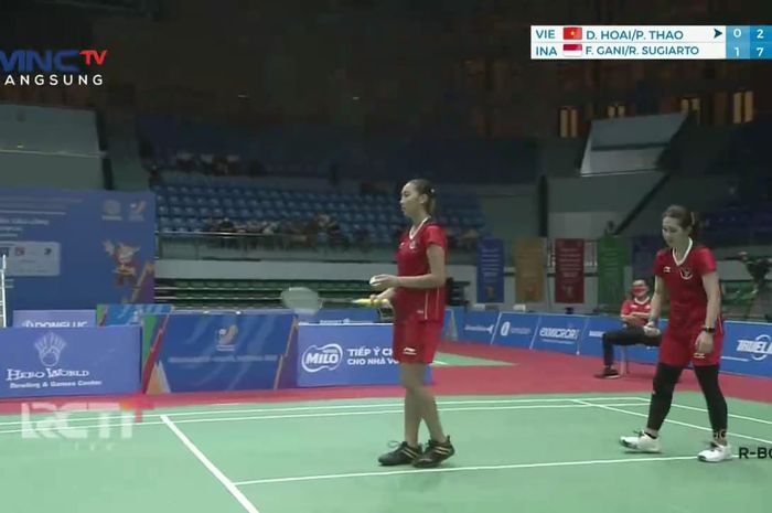 Pasangan ganda putri Indonesia, Febby Valencia Dwijayanti Gani/Ribka Sugiarto saat melawan Do Thi Hoai/Pham Nhu Thao (Vietnam) di partai ketiga kejuaraan beregu putri SEA Games 2021 di Bacqiang Gymnasium, Vietnam, Selasa (17/5/2022)