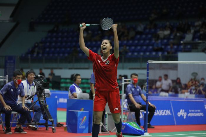 Ekspresi tunggal putri Indonesia, Putri Kusuma Wardani saat menang atas Vu Thi Rang (Vietnam) di partai ketiga semifinal kejuaraan beregu putri SEA Games 2021 Vietnam di Bacqiang Gymnasium, Vietnam, Selasa (17/5/2022). 