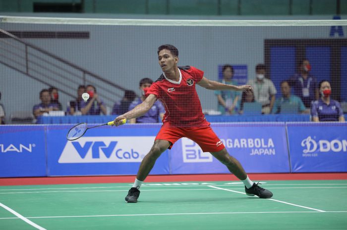 Pebulu tangkis tunggal putra Indonesia, Chico Aura Dwiwardoyo, pada partai pertama semifinal SEA Games 2021 melawan Thailand di Bac Giang Gymnasium, Vietnam, Selasa (17/5/2022).