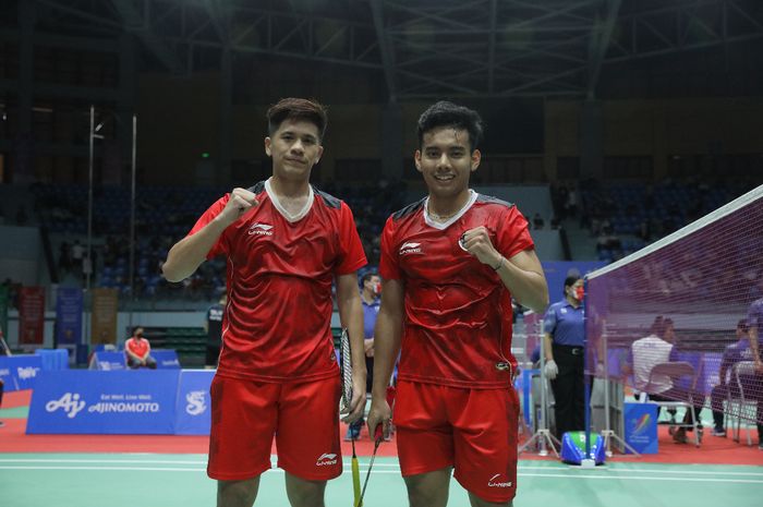 Pasangan ganda putra Indonesia, Pramudya Kusumawardana/Yeremia Erich Yoche Yacob Rambitan, berpose setelah memenangi partai kedua SEA Games 2021 melawan Thailand pada semifinal di Bac Giang Gymnasium, Vietnam, Selasa (17/5/2022).