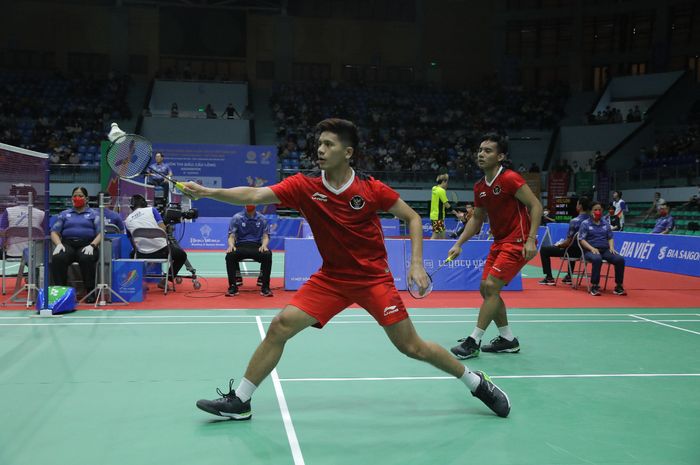 Pasangan ganda putra Indonesia, Pramudya Kusumawardana/Yeremia Erich Yoche Yacob Rambitan, pada partai kedua SEA Games 2021 melawan Thailand pada semifinal di Bac Giang Gymnasium, Vietnam, Selasa (17/5/2022).