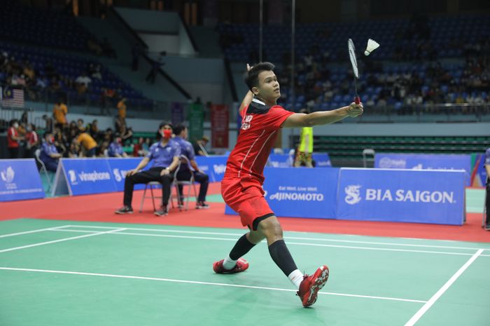 Tunggal putra Indonesia, Christian Adinata, saat tampil melawan Sitthikom Thammasin (Thailand) di semifinal kejuaraan beregu putra SEA Games 2021, di Bac Giang Gymnasium, Vietnam, Selasa (17/5/2022).