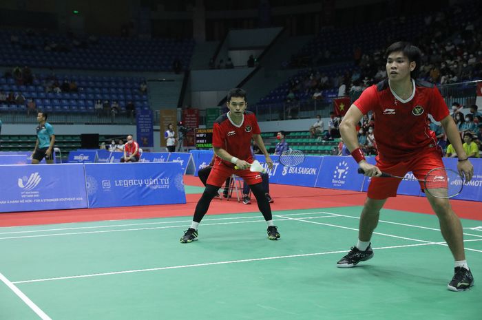 Pasangan ganda putra Indonesia, Leo Rolly Carnando/Daniel Marthin, saat menghadapi Peeratchai Sukphun/Pakkapon Teeraratsakul (Thailand) di semifinal nomor Beregu Putra SEA Games 2021 di Bac Giang Gymnasium, Vietnam, Selasa (17/5/2022).