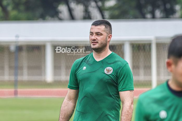 Asisten pelatih timnas U-19 Indonesia, Dzenan Radoncic, sedang memantau para pemainnya di Stadion Madya, Senayan, Jakarta, 2 Maret 2022.