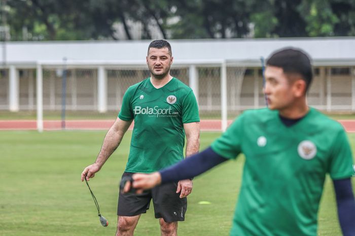 Asisten pelatih timnas U-19 Indonesia, Dzenan Radoncic (kiri), sedang memantau para pemainnya di Stadion Madya, Senayan, Jakarta, 2 Maret 2022.