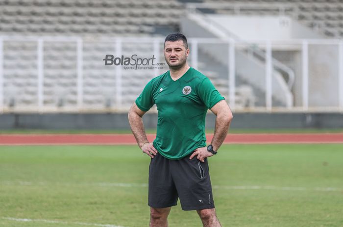 Asisten pelatih timnas U-19 Indonesia, Dzenan Radoncic, sedang memantau para pemainnya di Stadion Madya, Senayan, Jakarta, 2 Maret 2022.