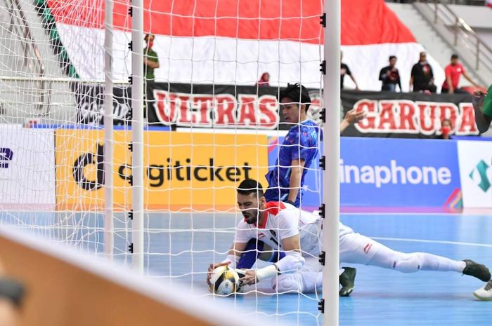 Penyelamatan gemilang kiper Timnas Futsal Indonesia Muhammad Albagir saat melawan Thailand di laga keempat cabang futsal SEA Games 2021