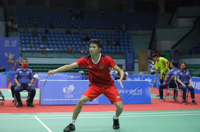 Pebulu tangkis tunggal putra Indonesia, Bobby Setiabudi pada partai kelima nomor beregu putra SEA Games 2021 melawan Thailand di Bac Giang Gymnasium, Selasa (17/5/2022).