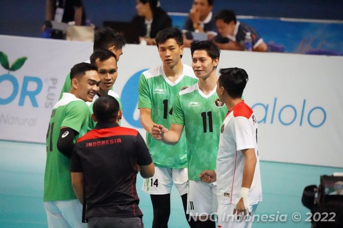 Tim Voli Putra Indonesia berlaga kontra Malaysia pada laga lanjutan penyisihan Grup SEA Games 2021 Vietnam di Quang Ninh, Selasa (17/05). Indonesia lolos semifinal usai menang 3-0.