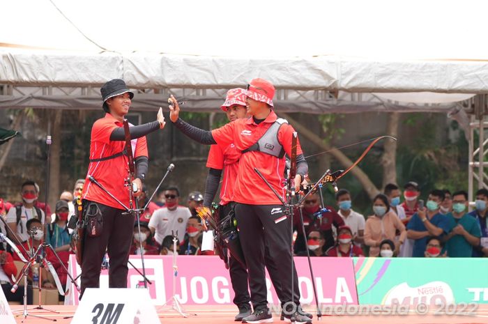 Pemanah putra Indonesia dari disiplin recurve  Alviyanto Bagas Prastyadi, Arif Dwi Pangestu, Riau Ega Agatha Salsabilla turun di nomor  beregu putra di Ha Noi National Sports Training Center, Rabu (18/5/2022) Indonesia mendapat emas usai menang 6-2.  