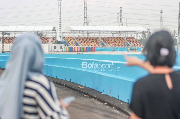 Sejumlah tamu undangan sedang melihat foto tribun penonton di sirkuit Formula E, Ancol, Jakarta Utara, 17 Mei 2022.