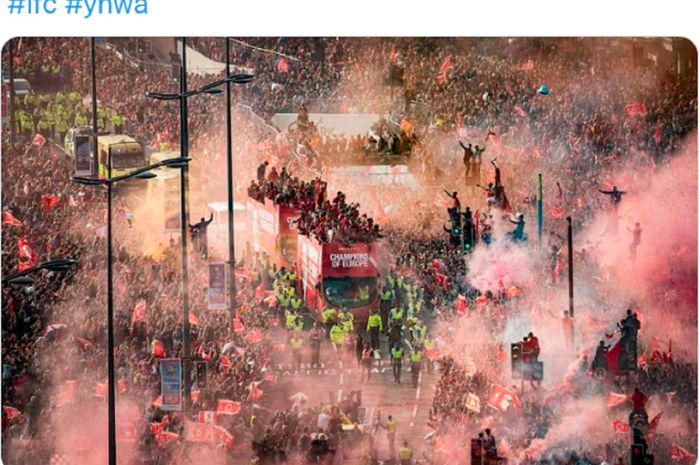 Suasana parade perayaan juara Liverpool saat merengkuh trofi keenam Liga Champions di musim 2018-2019.