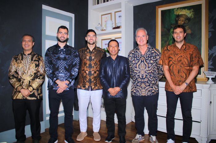 Jordi Amat dan Sandy Walsh selesai merampungkan rangkaian proses naturalisasi selama di Indonesia.