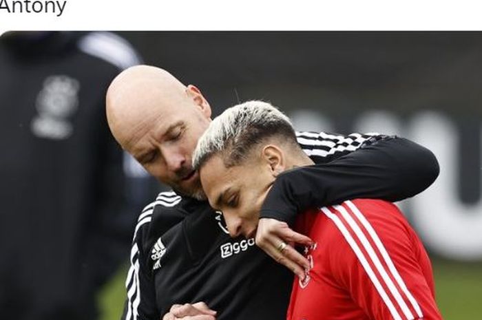 Erik ten Hag dan Antony berbincang dalam sesi latihan Ajax.