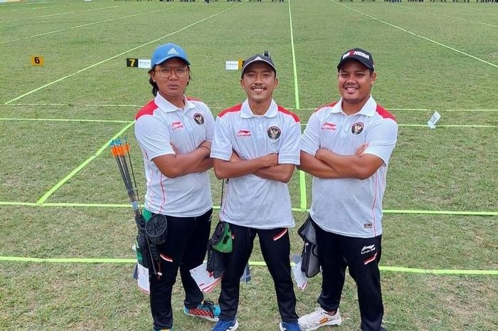 Tim panahan Indonesia, Adika Deki Hastian, Pratama Hendika Putra,  berhasil merebut medali emas  usai mengalahkan wakil Malaysia di partai final nomor Compound Putra Beregu pada ajang SEA Games 2021 Vietnam di Hanoi National Sports Training Center, Kamis (19/5/2022).