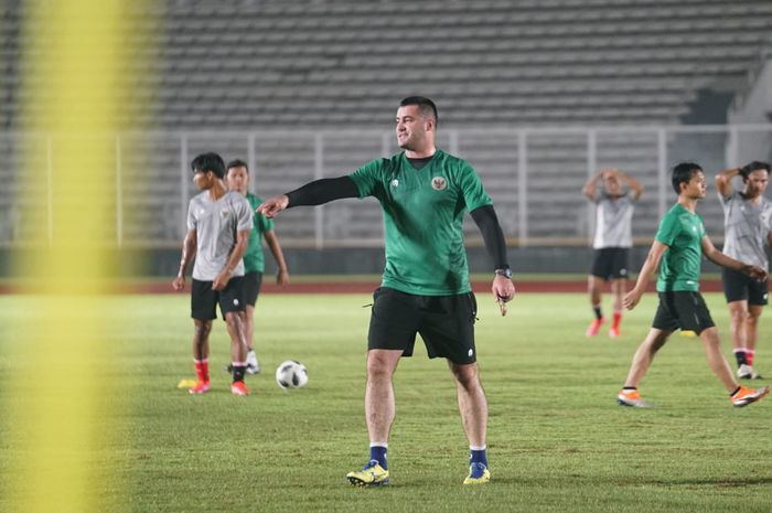 Pelatih Dzenan Radoncic saat memimpin latihan timnas U-19 Indonesia di Stadion Madya, Senayan, Jakarta, Kamis (19/5/2022).