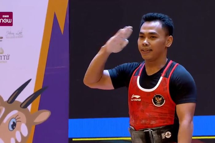 Lifter Indonesia, Eko Yuli Irawan, memberi hormat setelah menyelesaikan angkatan clean and jerk terakhirnya pada pertandingan angkat besi nomor 61kg putra SEA Games 2021 di Palace of Culture, Hanoi, Vietnam, 20 Mei 2022. Eko sukses mengamankan medali emas keenamnya dari SEA Games. 