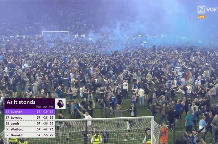 Para pendukung Everton tumpah ruah ke dalam lapangan di Stadion Goodison Park, Kamis (19/5/2022), usai tim kesayangan mereka comeback 3-2 atas Crystal Palace.