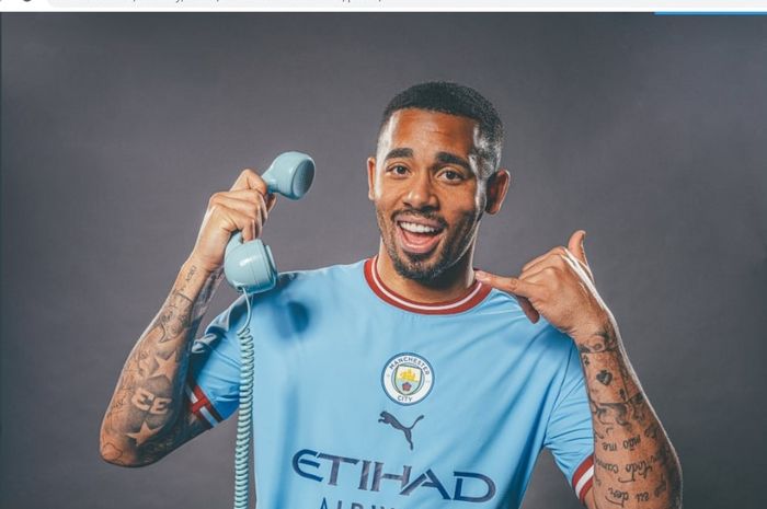 Gabriel Jesus dengan jersei baru Manchester City musim 2022-2023