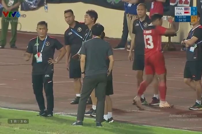 Shin Tae-yong menatap tajam Rachmat Irianto usai diusir wasit pada laga timnas Indonesia U-23 vs Thailand (19/5/2022).