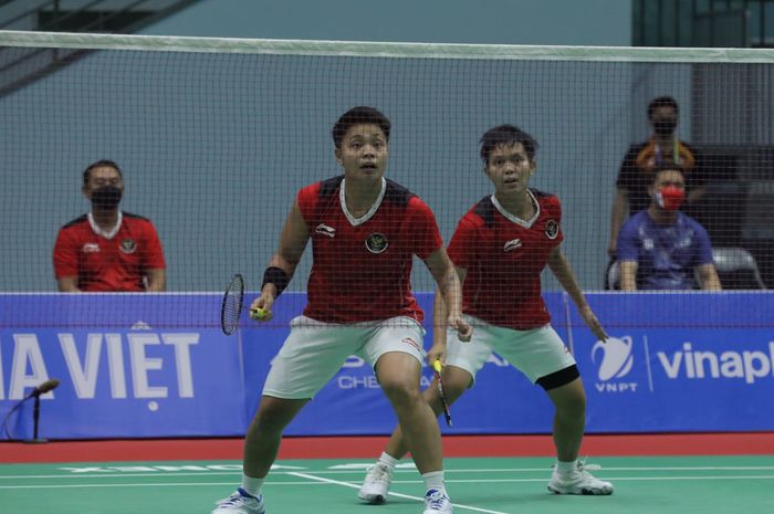 Aksi ganda putri Indonesia, Apriyani Rahayu/Siti Fadia Silva Ramadhanti pada babak perempat final SEA Games 2021, Jumat (20/5/2022) di Bac Giang Gymnasium, Hanoi, Vietnam.