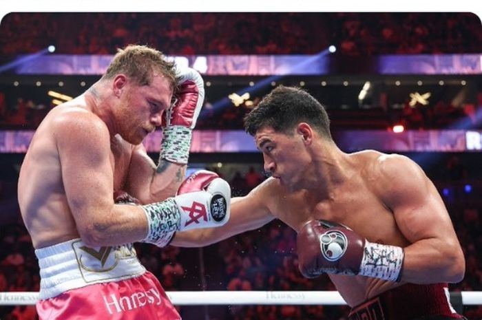 Momen duel tinju Canelo Alvarez kontra Dmitry Bivol di T-Mobile Arena, Nevada, Amerika Serikat (7/5/2022).