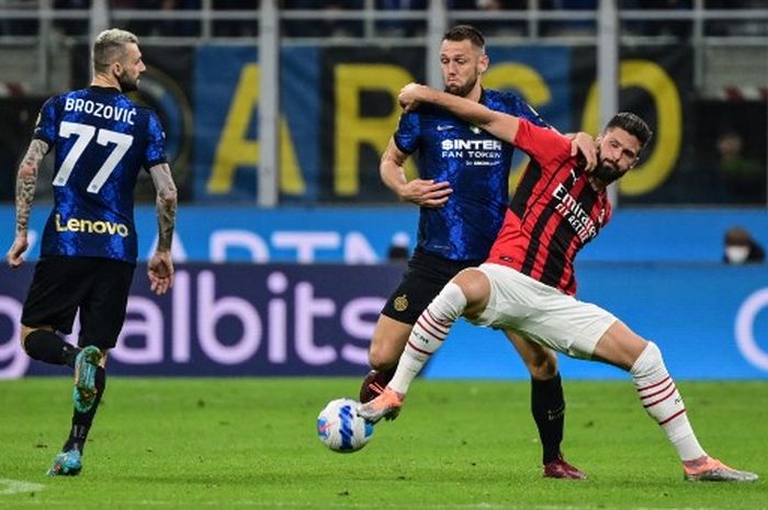 Olivier Giroud (kanan) dijaga ketat Stefan de Vrij dalam duel AC Milan vs Inter Milan di Coppa Italia di San Siro, Milano (19/4/2022).